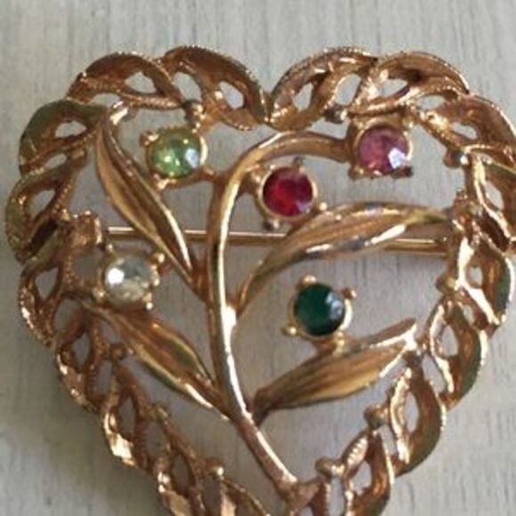 Valentine's Galentines Gold heart pin with rhinestones Vintage - Picture 3 of 3